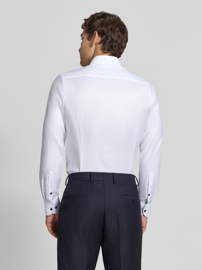 Männermodel trägt weißes Body Fit Businesshemd aus Baumwoll-Mix von OLYMP Level 5 zu dunkler Hose, Ganzkörperansicht Rückansicht.