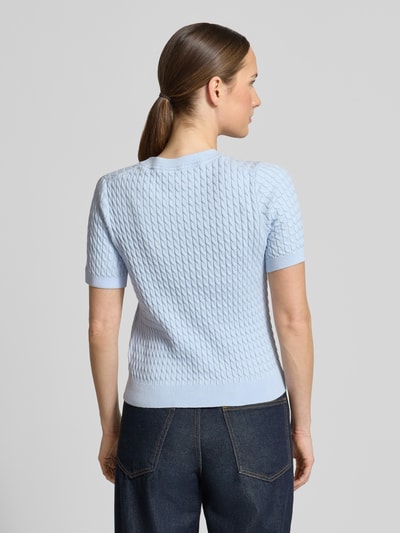 Vrouwenmodel draagt Slim Fit T-shirt uit puur katoen van Tommy Hilfiger, look: effen, kabelpatroon, logodetail, ronde hals, korte mouw, rompzoom, knitwear, kleur lichtblauw, Ganzkörperansicht Rückansicht.