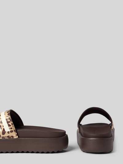 Produktfoto, Badeschuhe mit Label-Prägung Modell 'ADILETTE PLATFORM' von adidas Sportswear, wielokolorowe, z noskiem peep toe, platforma, wzór leo-look, podeszwa strukturyzowana, otwarty fason, kontekst: damskie badeschuhe