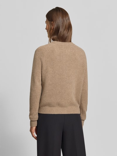 Frauenmodel trägt Strickjacke aus reinem Kaschmir von MYON in Beige, glatte Textur, gerade Passform, Ganzkörperansicht Rückansicht.