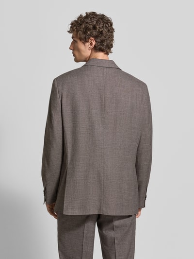 Männermodel trägt Regular Fit 2-knoops colbert met klepzakken van Christian Berg Men in materiaalmix met viscose, ruglengte maat 50 76 cm, schouderbreedte 48 cm, mouwlengte 65 cm, geheel in taupe, grof geweven textuur, grijsbruin tint, Ganzkörperansicht Rückansicht.