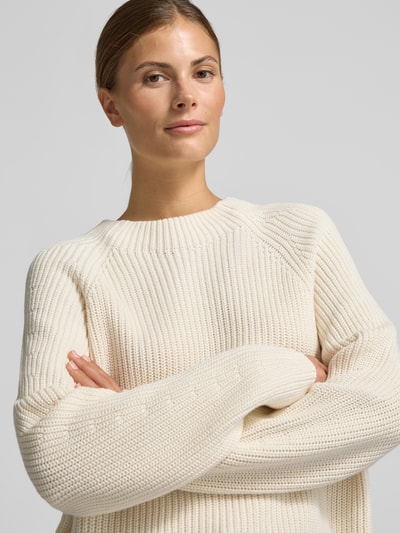 Kobiece model prezentuje sweter z bawełny Pullover mit Raglanärmeln Modell 'Ponusa' od OPUS, jednokolorowy, raglanowe rękawy, prążkowane wykończenia, okrągły dekolt, materiał: czysta bawełna, zbliżenie na górną część ciała.