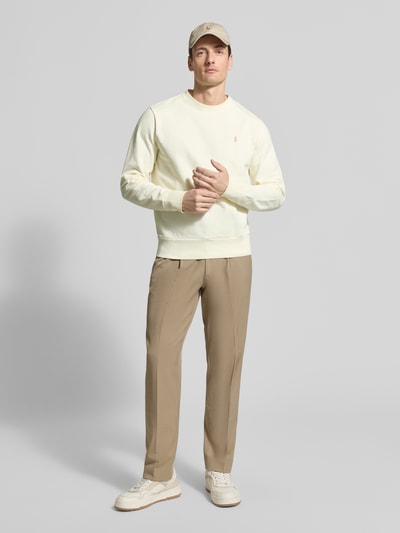 Männermodel trägt Relaxed Fit Sweatshirt aus reiner Baumwolle von Polo Ralph Lauren in Unifarben mit Logo, Rundhalsausschnitt, Langarm, Ganzkörperansicht von vorne.