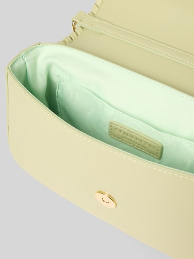 Produktfoto, Handbag mit Logo-Detail Modell 'Jendal' von Seidenfelt in hellem Grün mit Hauptfach, Überschlag, Magnetverschluss, glatter Textur, abnehmbare Schulterriemen, Maße: Breite 21 cm, Länge 15 cm, Tiefe 5 cm, Länge Schulterriemen 129 cm