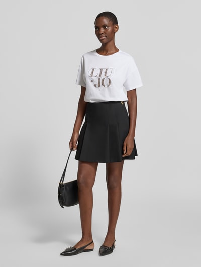 Vrouwenmodel draagt Regular Fit T-shirt met strass-steentjes van Liu Jo White in puur katoen met logodetail en ronde hals, ruglengte maat S 60 cm. Ganzlichaamsaanzicht van voren.