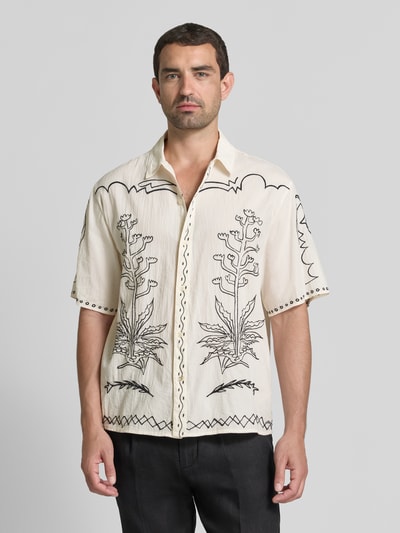 Männermodel trägt Regular Fit vrijetijdsoverhemd met kentkraag en stitchings van Scotch & Soda, puur katoen, knoopsluiting, ruglengte maat M 73 cm, schouderbreedte 49 cm, mouwlengte 28 cm, lichte stof met zwarte details, Ganzkörperansicht van voren.