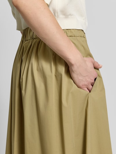 Frauenmodel trägt Midirock mit elastischem Bund Modell 'MEMORE' von Marella in Beige, Baumwoll-Mix mit Stretch, Nahaufnahme Oberkörper.
