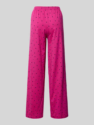 Frauenmodel trägt Relaxed Fit Pyjama-Hose aus reiner Baumwolle von Jake*s Casual in Pink mit Optik:Allover-Muster, Jersey-Stretch, Ganzkörperansicht Rückansicht.