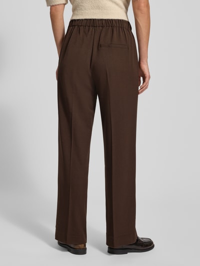 Frauenmodel trägt Wide Leg Hose mit Viskose-Anteil Modell 'EMMA' von Selected Femme, Optik: Unifarben, Ganzkörperansicht Rückansicht.