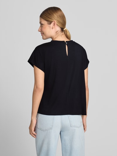 Frauenmodel trägt T-Shirt mit seitlicher Schnürung Modell 'Sifem' von OPUS aus Viskose-Elasthan-Mix in Schwarz, Ganzkörperansicht Rückansicht.