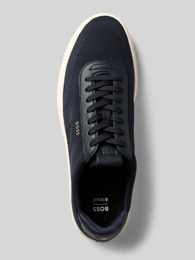 Produktfoto, Low Top Sneaker mit Echtleder-Besatz Modell 'KIERAN' von BOSS, Optik: Unifarben, Schuhspitze: Rund, Absatzform: Flach, Label-Schriftzug, Verschluss: Schnürung, strukturierte Sohle, dunkelblau mit glatter und strukturierter Textur