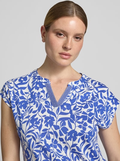 Frauenmodel trägt Damen T-Shirt mit blau-weißem Blumenmuster aus Baumwoll-Modal-Mix, Tunikakragen und Kappärmel von Betty Barclay, Nahaufnahme Oberkörper, Rückenlänge bei Größe 36: 53 cm.