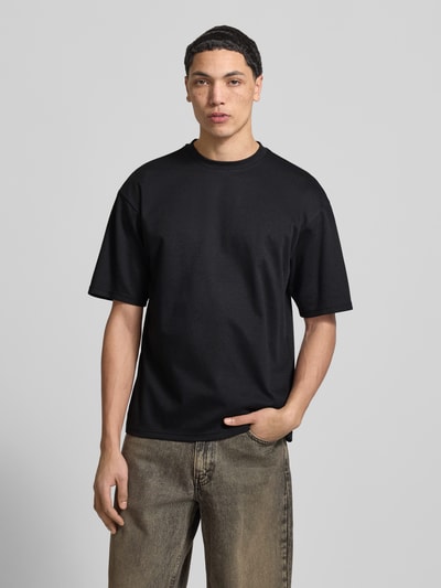 Männermodel trägt Boxy Fit T-Shirt aus Baumwoll-Mix Modell 'CASPIAN AIRFLEX BOXY' von Only & Sons, Optik: Unifarben, Ganzkörperansicht von vorne.