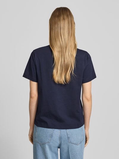 Frauenmodel trägt T-Shirt mit Rundhalsausschnitt und Label-Stitching von Gant aus Reine Baumwolle, Regular-Fit, Rückenlänge 57 cm, Ganzkörperansicht Rückansicht.