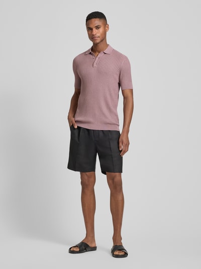 Männermodel trägt Slim Fit Poloshirt aus Viskose-Mix von Antony Morato in Strick-Optik, Polokragen, kurzärmelig, Ganzkörperansicht von vorne.
