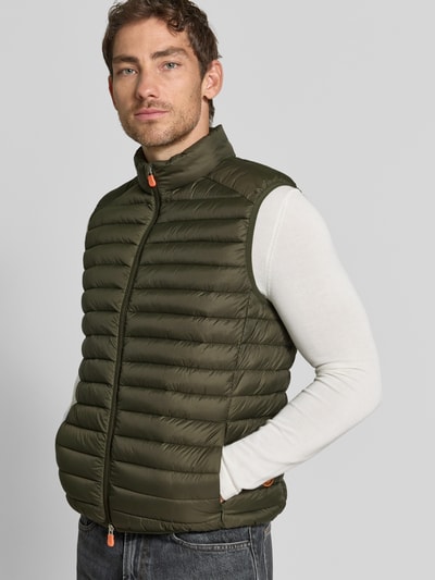 Mannelijk model draagt Heren bodywarmer met opstaande kraag, regular fit, Model 'ADAM', tweewegritssluiting van Save The Duck, ruglengte maat M 61 cm, schouderbreedte maat M 45 cm, borstwijdte maat M 57 cm, Ganzkörperansicht van voren