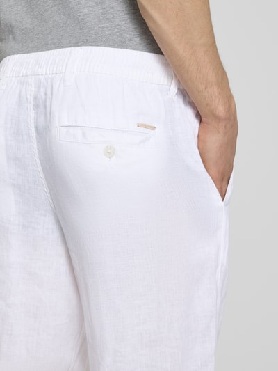 Männermodel trägt Leinenhose mit elastischem Bund Modell 'KARL LAWRENCE' von Jack & Jones, reine Leinen, weiß, Detailaufnahme Rückenpartie. Regular-Fit, Bundweite bei Größe M 40 cm, Innenbeinlänge 75 cm.