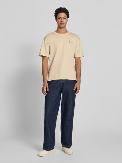 Männermodel trägt Relaxed Fit T-Shirt mit Logo-Stitching von KARL KANI aus Reine Baumwolle mit Rundhalsausschnitt, Herren T-Shirt, Ganzkörperansicht von vorne.