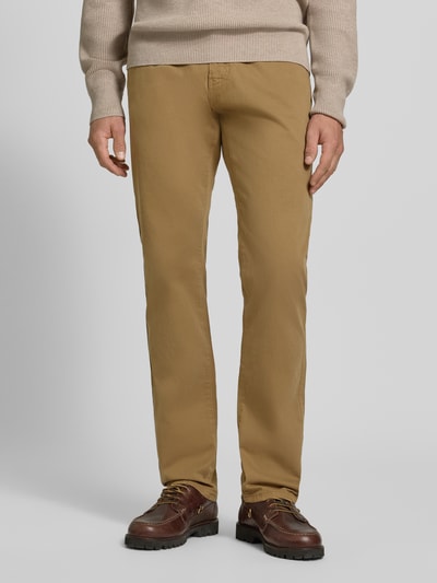 Męski model nosi Straight Fit Jeans aus elastischem Baumwoll-Mix Modell 'Lyon' von Pierre Cardin beż, 5 kieszeni, szlufki na pasek, zapięcie na guzik i zamek błyskawiczny, szerokość w rozmiarze 32/34: 41 cm, długość wewnętrzna nogawki: 86 cm, mieszanka bawełny i elastanu, całkowity widok z przodu.