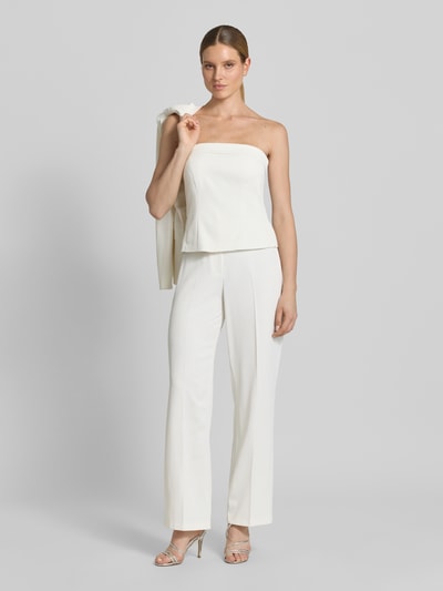 Frauenmodel trägt Bandeau-Top mit Umschlag von Jake*s Cocktail, cremefarben, körpernaher Schnitt, Material-Mix mit Stretch, Ganzkörperansicht von vorne.