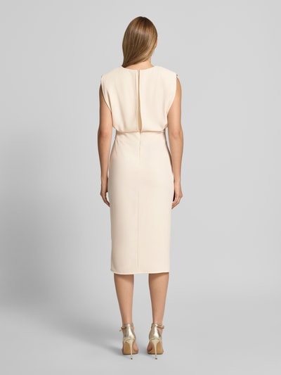 Männermodel trägt Cocktailkleid mit Gehschlitz von Rinascimento, kremowy materiał, krój slim fit, długość midi, rozcięcie z boku, zamek z tyłu, Szerokość w rozmiarze S: 35 cm, długość z tyłu: 110 cm, Ganzkörperansicht Rückansicht