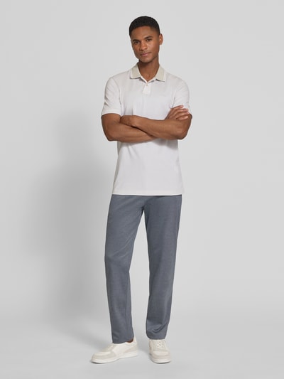 Männermodel trägt Slim Fit Anzughose aus Viskose-Mix Modell 'TIUS2' von Strellson in Melange-Optik mit Tunnelzugbund und Stretch-Webstruktur, Ganzkörperansicht von vorne.