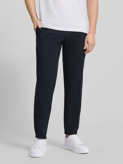Männermodel trägt Relaxed Fit Hose mit Bügelfalten von Profuomo aus dunkelblauem Baumwoll-Elasthan-Mix, Nahaufnahme Oberkörper.