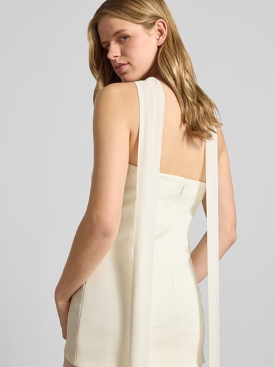 Frauenmodel trägt Midikleid in Plissee-Optik mit Viskose-Anteil von Gina Tricot, Farbe Creme, Schulterfrei, Schal-Accessoire, Elastischer-Material-Mix, Taillierte Passform, Rückenlänge 114 cm bei Größe 36, Brustweite 36 cm, Nahaufnahme Rückansicht.
