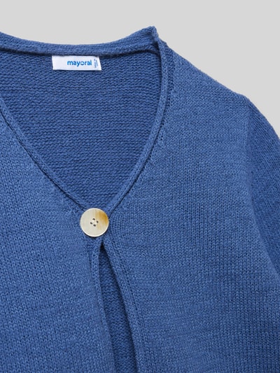 Produktfoto, Regular Fit Jacke in Strick-Optik von Mayoral, Kinder Jacke, Material-Mix mit Baumwoll-Anteil, Knopfverschluss, V-Ausschnitt, blaue Struktur.