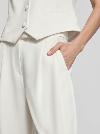 Frauenmodel trägt Wide Leg Stoffhose mit Raffungen von Christian Berg Cocktail im Elastischer-Material-Mix, Haken-Reißverschluss, Nahaufnahme Oberkörper