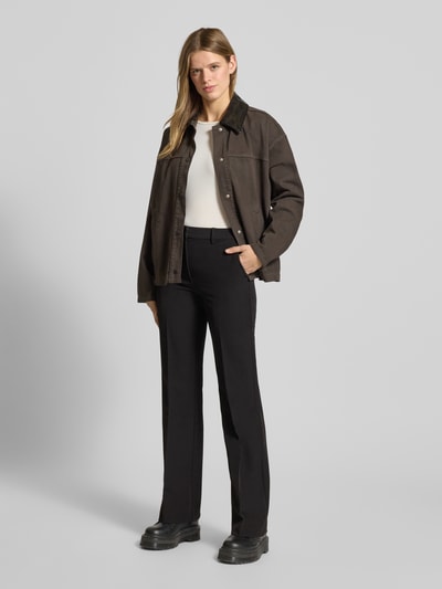 Frauenmodel trägt Hose mit Bügelfalten Modell 'Fatou' von LeGer by Lena Gercke in Schwarz, Regular Fit, Gesäßtaschen, Ganzkörperansicht von vorne.