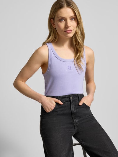Frauenmodel trägt Slim Fit Tank Top aus Baumwoll-Mix Modell 'DATAMIA' von HUGO in Flieder, feine Rippenstruktur, unifarben, Nahaufnahme Oberkörper.