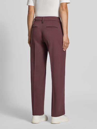 Frauenmodel trägt Regular Fit Weite Hose mit Bügelfalten Modell 'KALINA' von ONLY in Braun, glatte Textur, Damen Weite Hose, Ganzkörperansicht Rückansicht.