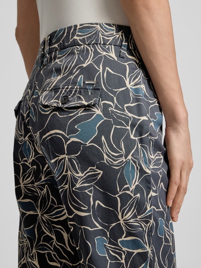 Vrouwenmodel draagt Hose im Allover-Look Modell 'Mara S' van BRAX, mix van katoen en lyocell, gedetailleerde print, detailopname rug. Context: Dames broek van BRAX, mix van katoen en lyocell, verkorte pasvorm, model 'Mara S', all-over look, bandwijdte maat 36: 39 cm, binnenbeenlengte maat 36: 68 cm.