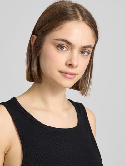 Modelka nosi top Tanktop in Ripp-Optik Modell 'MAYA' von Noisy May, mieszanka bawełny i elastanu, krój regular fit, okrągły dekolt, efekt prążkowania, długość tyłu w rozmiarze S: 52 cm, zbliżenie na górną część ciała.
