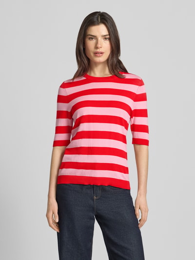 Frauenmodel trägt Regular Fit Pullover aus Baumwoll-Modal-Mix von s.Oliver BLACK LABEL, Optik:Allover-Muster, Rundhals, Kurzarm, Strick, Nahaufnahme Oberkörper.