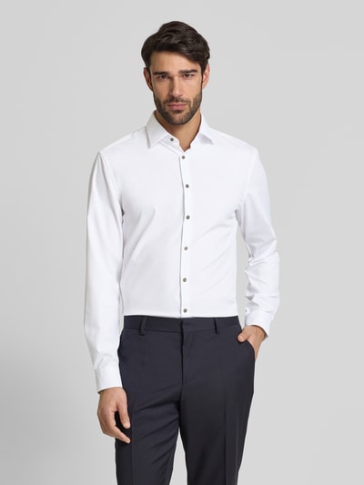 Männermodel trägt weißes Super Slim Fit Business-Hemd mit Kentkragen von Jake*s, schmale Passform, glatte Textur, Ganzkörperansicht von vorne.