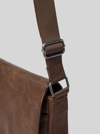 Produktfoto, Crossbody Bag in Leder-Optik Modell 'TRACES' von camel active, Materiał skóropodobny, ozdobne szwy, regulowany pasek na ramię, szczegóły kontekstu: Główna przegroda z klapką, przegródka zapinana na zamek błyskawiczny, Szerokość w rozmiarze 1: 24 cm, Długość w rozmiarze 1: 24 cm, Głębokość w rozmiarze 1: 4 cm, długość paska na ramię w rozmiarze 1: 94 cm.