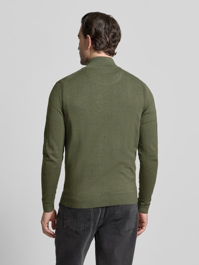 Męski model nosi Regular Fit Strickjacke aus reiner Baumwolle von Tom Tailor, zielony melanż, bawełniany sweter, widok od tyłu, całopostaciowy.