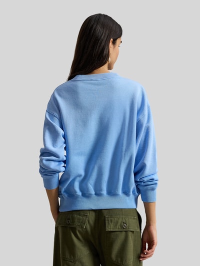 Modelka nosi Comfort Fit Sweatshirt aus Baumwoll-Mix von Polo Ralph Lauren, efekt: jednolity kolor, krój comfort fit, wyhaftowane logo, dzianina dresowa, mieszanka bawełny, widok całej sylwetki od tyłu.