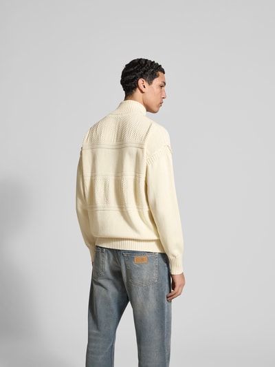 Männermodel trägt Relaxed Fit Strickjacke mit Woll-Anteil von Kenzo in Creme, Baumwoll-Woll-Mix, Label-Patch, gerippte Abschlüsse, Ganzkörperansicht Rückansicht.