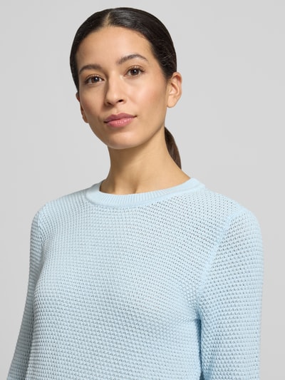 Kobiece modelka nosi Sweter z dzianiny z prążkowanymi wykończeniami Model 'dalo' od Vila z bawełny, krój slim fit, okrągły dekolt, jasnoniebieski, długość tyłu w rozmiarze S: 60 cm, długość rękawów: 68 cm, widok z przodu zbliżenie na górną część ciała