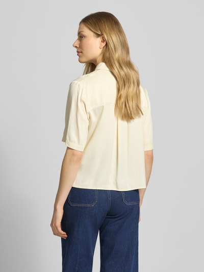 Vrouwenmodel draagt blouse met korte mouwen uit zuiver viscose met kentkraag, slim fit en 1/2-mouwen van JAKE*S STUDIO WOMAN, ruglengte maat 36: 54 cm, mouwlengte maat 36: 29 cm, lichte crème tint, achteraanzicht, Ganzkörperansicht Rückansicht.