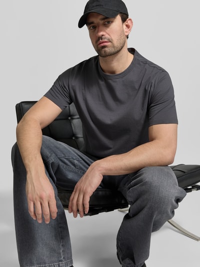 Męski model trägt Regular Fit T-Shirt aus reiner Baumwolle von Officine Générale, okrągły dekolt, krótki rękaw, długość tyłu 66 cm, rozmiar M, widok z przodu, ujęcie całej sylwetki.