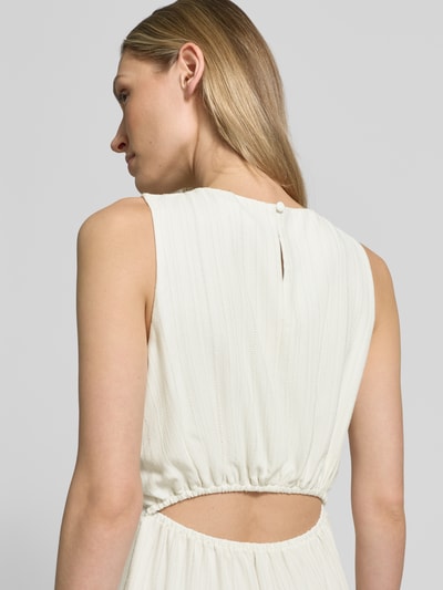 Frauenmodel trägt Cocktailkleid mit Cut Out im Rücken von Little Mistress, cremefarben mit tailliertem Schnitt, Nahaufnahme Rückenansicht. Damen Midikleid mit Rundhalsausschnitt und Rückenlänge bei Größe 36: 120 cm.