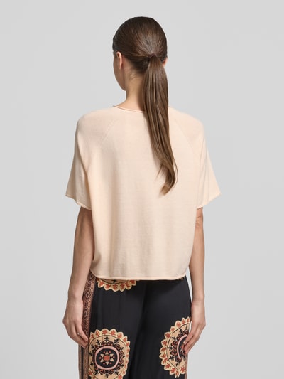 Vrouwenmodel draagt Relaxed Fit Pullover met kasjmier-aandeel model 'Moeny' van Drykorn in katoenmix, tricotlook, halflange mouwen, ronde hals, ruglengte maat S 52 cm, mouwlengte maat S 23 cm. Ganzkörperansicht Rückansicht.