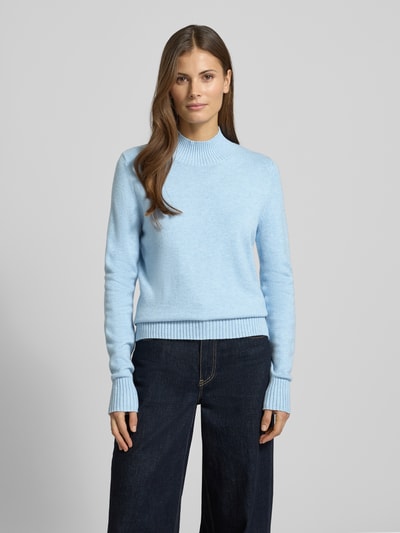 Kobiece modelka nosi Sweter z dzianiny z stójką od Christian Berg Woman, mieszanka wiskozy, luźny krój, długi rękaw, prążkowane wykończenia, niebieski, całkowita długość tyłu 62 cm, długość rękawa 66 cm, z krótkim zamkiem błyskawicznym, cała sylwetka z przodu.