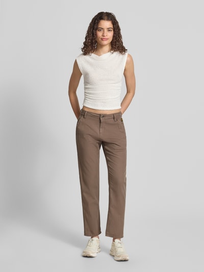 Vrouwenmodel draagt Straight Fit Chino aus reiner Baumwolle van g-star in effen kleuren met labeldetail, steekzakken, riemlussen, knoop- en ritssluiting, flammgarn, puur katoen, ganzkörperansicht van voren