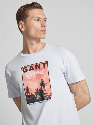 Gant T-Shirt mit Label- und Motiv-Print Hellblau 3