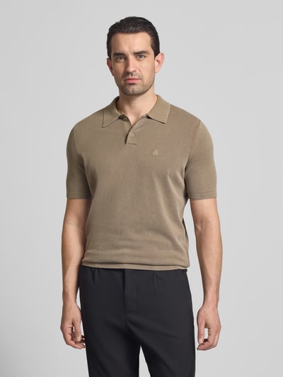 Männermodel trägt Regular Fit Poloshirt aus reiner Baumwolle von Marc O'Polo, Optik: Unifarben, Logo-Stitching, Strick, Nahaufnahme Oberkörper.
